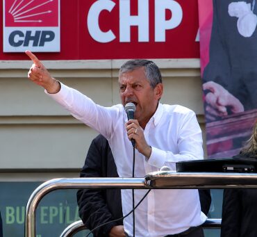 ozgur-ozel-kalabalikla-anitkabire-yuruyor-bu-iktidar-yuruyusunun-ilk-adimidir-3-tuzQuX7b.jpg