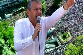 ozgur-ozel-kalabalikla-anitkabire-yuruyor-bu-iktidar-yuruyusunun-ilk-adimidir-OtyOmgRN.jpg