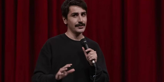 Komedyen Deniz Göktaş AKP’li Şamil Tayyar’ın hedefinde: Bu zıpır…