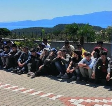Yunanistan'a geçmek isteyen 80 sığınmacı gözaltına alındı