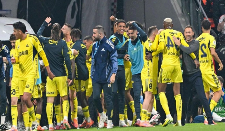 aziz-yildirim-gelince-isler-degisti-fenerbahcede-surpriz-karar-sq91s2JM.jpg