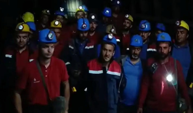 haklarini-alamayan-madenciler-kendilerini-yer-altina-kapatti-3FSmlTfi.jpg