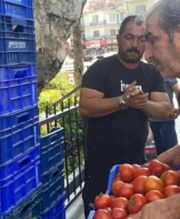 halde-alici-bulamadi-4-ton-domatesi-ucretsiz-dagitti-wPAM2vxW.jpg