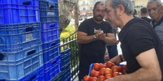 halde-alici-bulamadi-4-ton-domatesi-ucretsiz-dagitti-wPAM2vxW.jpg
