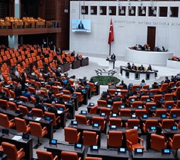 mecliste-gundem-degisti-toprak-koruma-ve-dijital-ekonomi-teklifleri-ilk-siraya-alindi-qyneDwAC.jpg