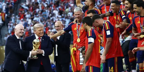 Dünya Kupası finalinde protokol krizi! Trump’ı kimse sahneden indiremedi