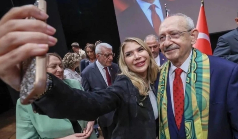 CHP'nin üye katılım töreninde dikkat çeken kare_ İBB davasında tutuklu yargılanan Fatih Keleş’in sevgilisi olduğunu beyan eden isim, Kılıçdaroğlu'yla fotoğraf çekti