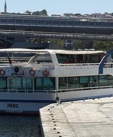 Haliç'te tekne köprüye çarptı, bir kişi kayıp