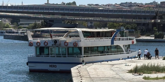 Haliç'te tekne köprüye çarptı, bir kişi kayıp