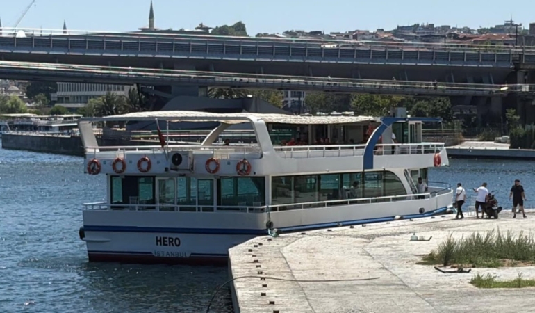 Haliç'te tekne köprüye çarptı, bir kişi kayıp