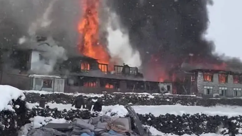 Everest yolundaki otelde yangın